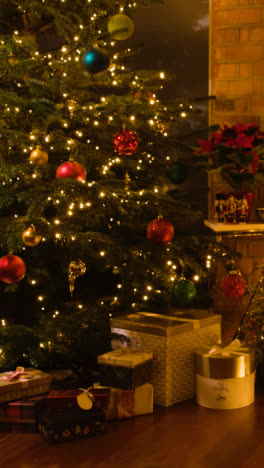 Vertikales-Video-Von-Zu-Hause-Mit-Geschenken-Um-Den-Baum-Herum